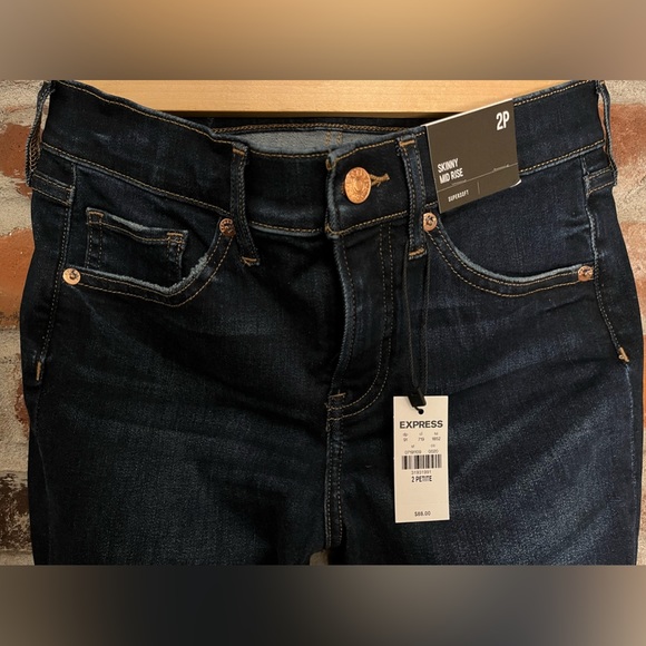 Express MID RISE DARK WASH SKINNY JEANS, Size 2P - Picture 2 of 3